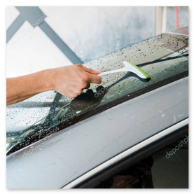 Nettoyage de vitres avec raclette